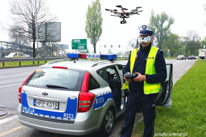 policjant z dronem